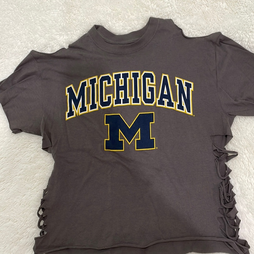 NWOT‼️Michigan Cold Shoulder Top. Size (M)🔵🟡